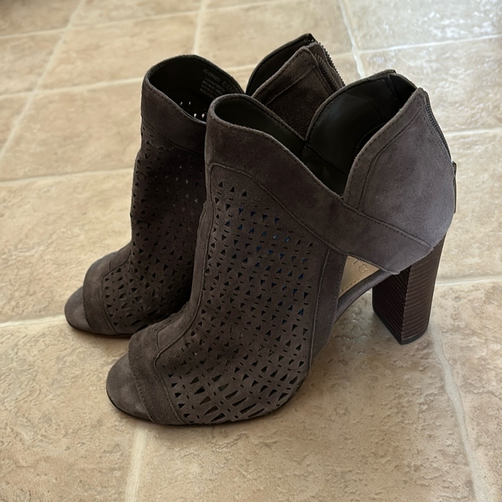 Vince Camuto Cranita Booties Womens Size 6.5 Gray